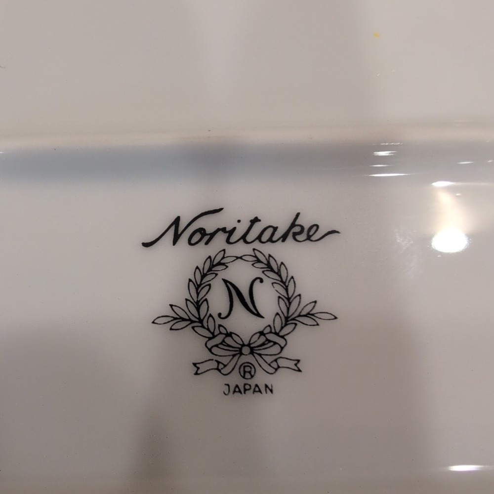 Noritake White Porcelain Butter Dish with Lid Gold Trim Made in Japan NA310 - Picture 4 of 4